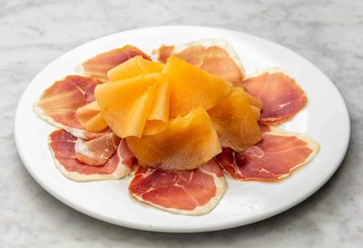 prosciutto-con-melone-o-parmigiano