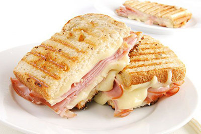 Sandwich-de-Jamon-y-Queso-1550497477287