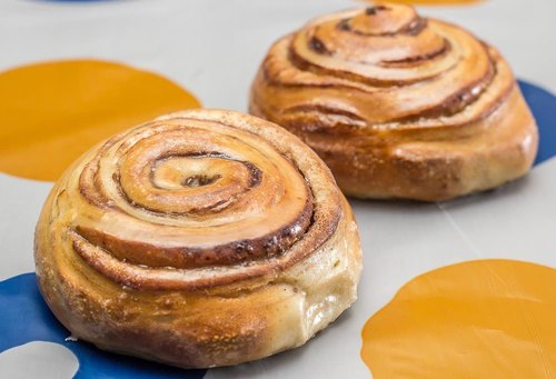 cinnamon-rolls-by-donut-factory